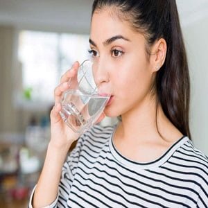8 مزیت شگفت انگیز نوشیدن آب بیشتر برای پوست