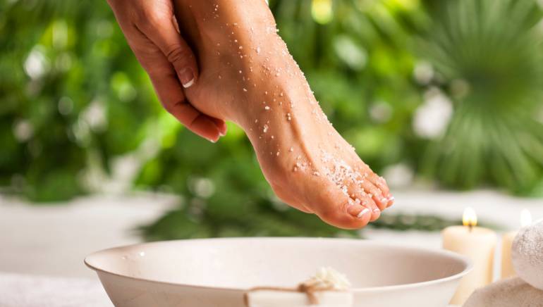 چگونه با ترک های پا مقابله کنیم؟